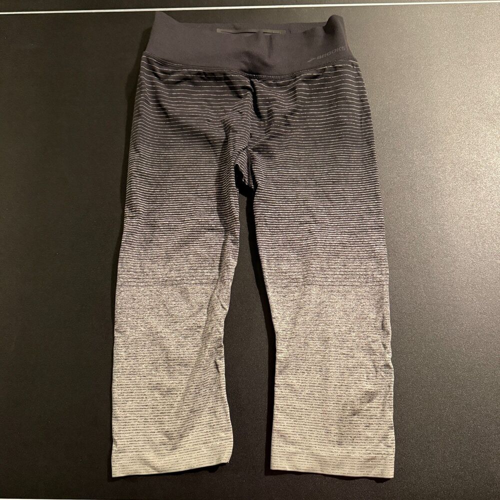 Brooks Streaker Ombre Striped Running Leggings Capri Crop Small Black Gray